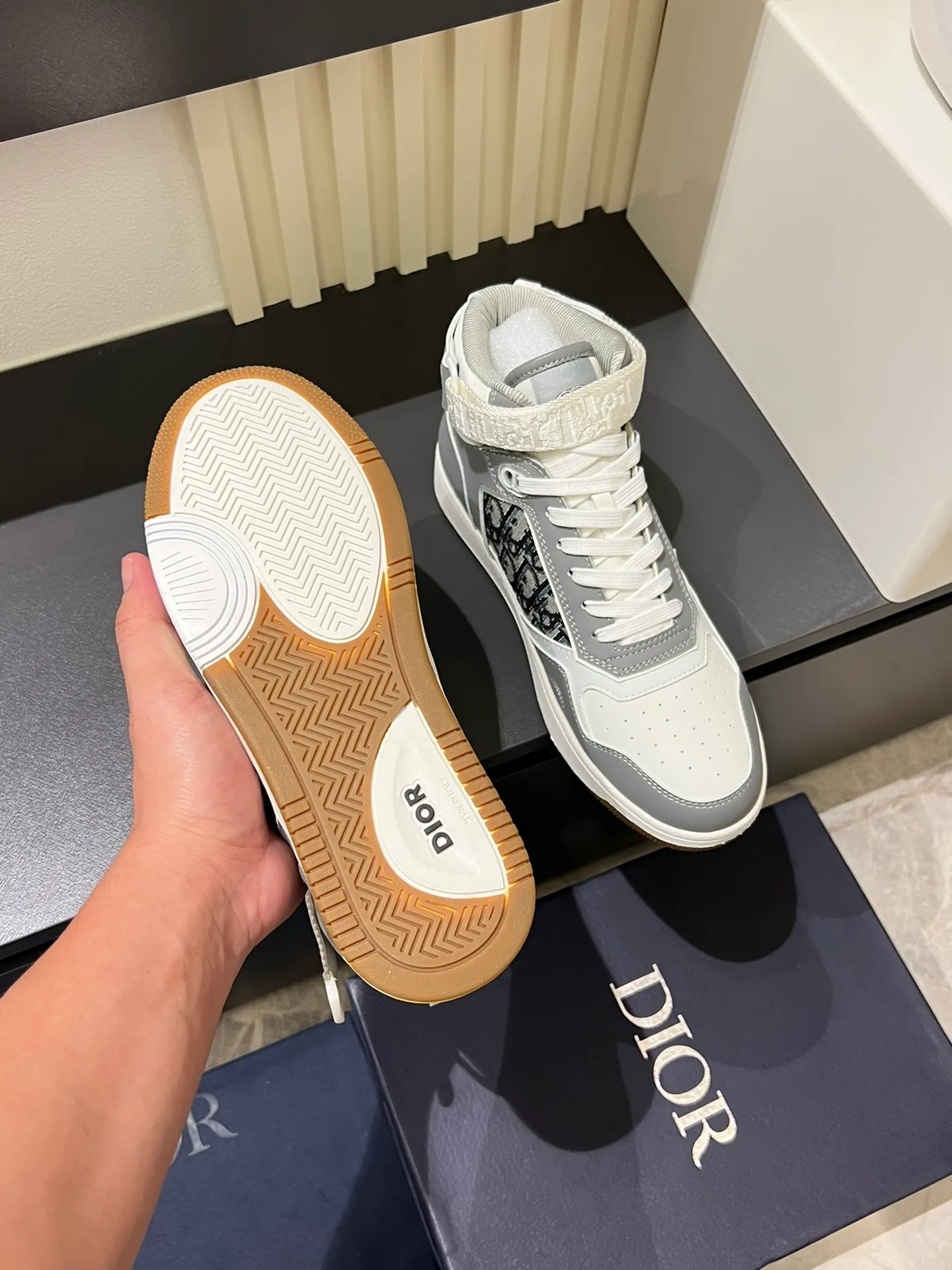 Men's shoes 💰p460 "Dio*" mid-top B27 casual sneakers. This B27 high-top sneaker is a new product in the series and continues Di*r's classic style. Crafted from gray and white smooth calf leather with beige and black Oblique print panels on the sides. The "CD Icon" shaped shoelace eyelets are clever and delicate, and the two-color rubber sole, rear collar and heel are all equipped with the brand's iconic details to enhance the style. Oblique printed straps at the ankle allow for an adjustable fit to complement the overall design. Fashionable and versatile, it can complement any look. Create an exquisite design with unique dynamic vitality and modern atmosphere, presented in low-top and high-top styles. This new must-have shoe adds a new dimension to Dior's archive heritage, embodying modern elegance. Purchase the original version and make it 1:1. If you need top quality, please come to me! Male 38-44!